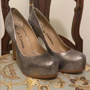 Silver Pewter Pour La Victorie Stiletto Heels EUC